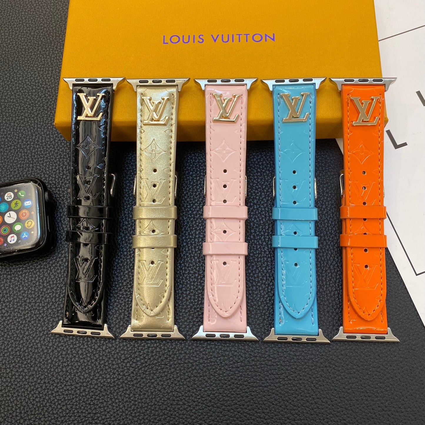 LESKLY KOŽENÝ ŘEMÍK NA HODINKY APPLE LUXUSNÍ KOVOVÉ LOGO