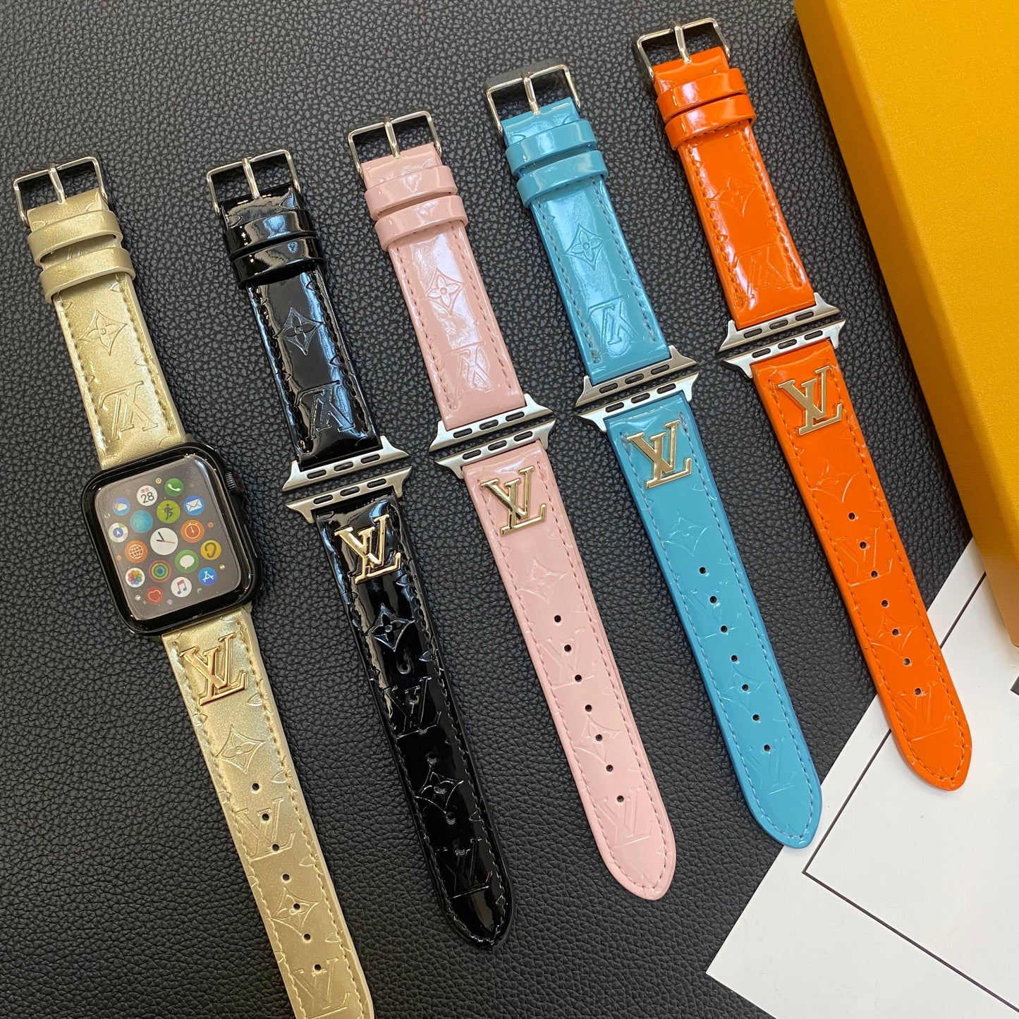 LESKLY KOŽENÝ ŘEMÍK NA HODINKY APPLE LUXUSNÍ KOVOVÉ LOGO