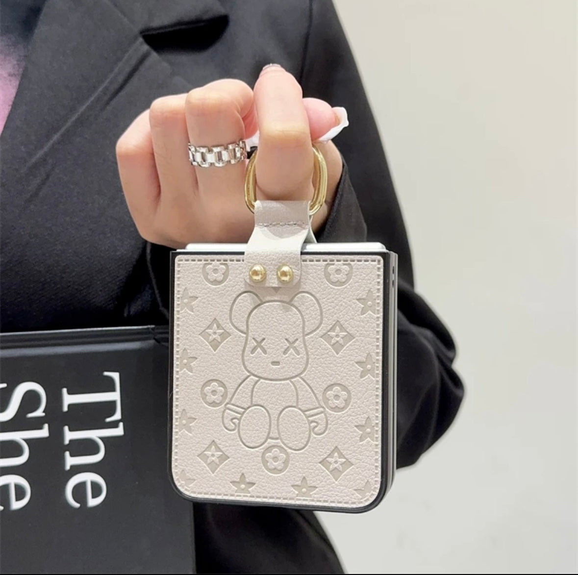 「Samsung Z Flip シリーズ レザー製折りたたみ式落下防止携帯電話ケース、フィンガー リング バックル デザイン付き」