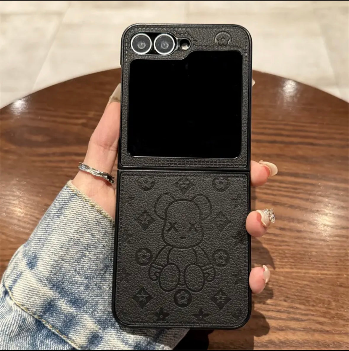 「Samsung Z Flip シリーズ レザー製折りたたみ式落下防止携帯電話ケース、フィンガー リング バックル デザイン付き」